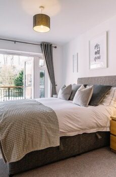 Cama Tapizada con Cabecero liso