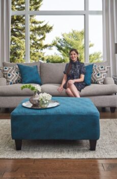 sofa cuatro piezas beige con señora sentada