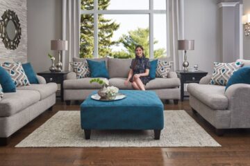 sofa cuatro piezas beige con señora sentada