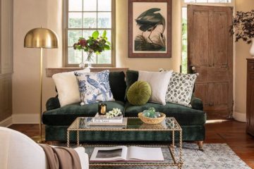 sofá con cojines decorativos