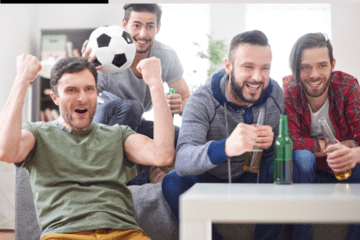 amigos viendo un juego