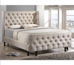 Cama con cabecero capitoneado y alas en los laterales